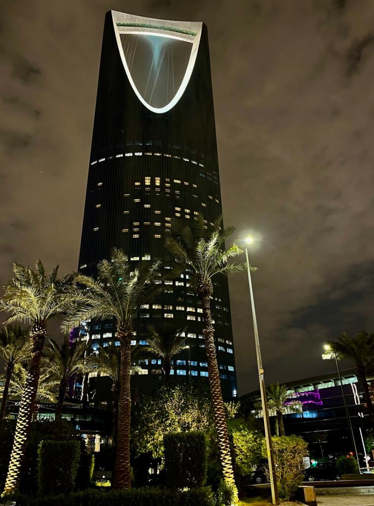 برج المملكة في الرياض الذي يضم فندق فورسيزونز الرياض